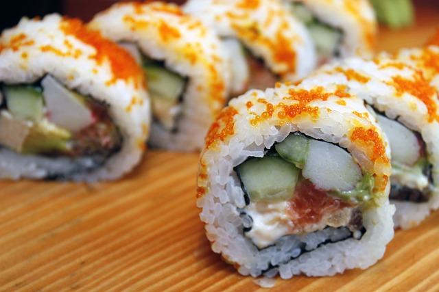 Sushisæt til begyndere: Hvordan du kan komme godt i gang med at lave sushi derhjemme